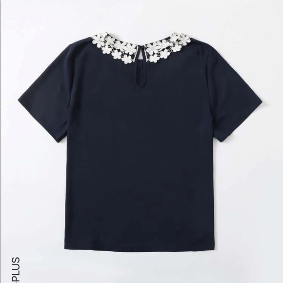 Peter plan collar blouse with crocheted floral collar - Picture 2 of 3